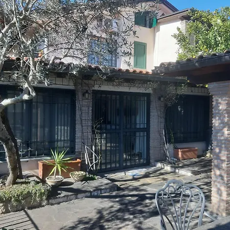 בית נופש Lilium House Arce *